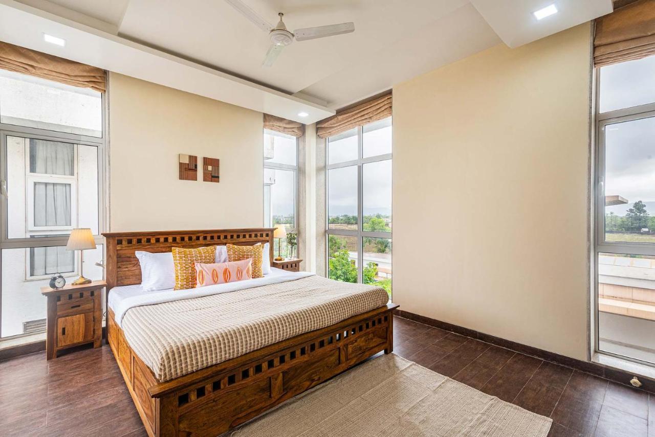 Sierra Skies: Mountain-View Villa with Rooftop Pool & Gym Lonavala Exterior photo